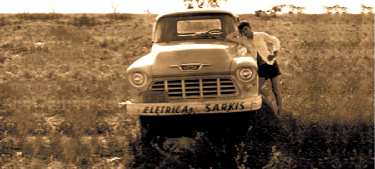 Simão Sarkis com sua primeira caminhonete, Elétrica Sarkis, Brasília, 1957